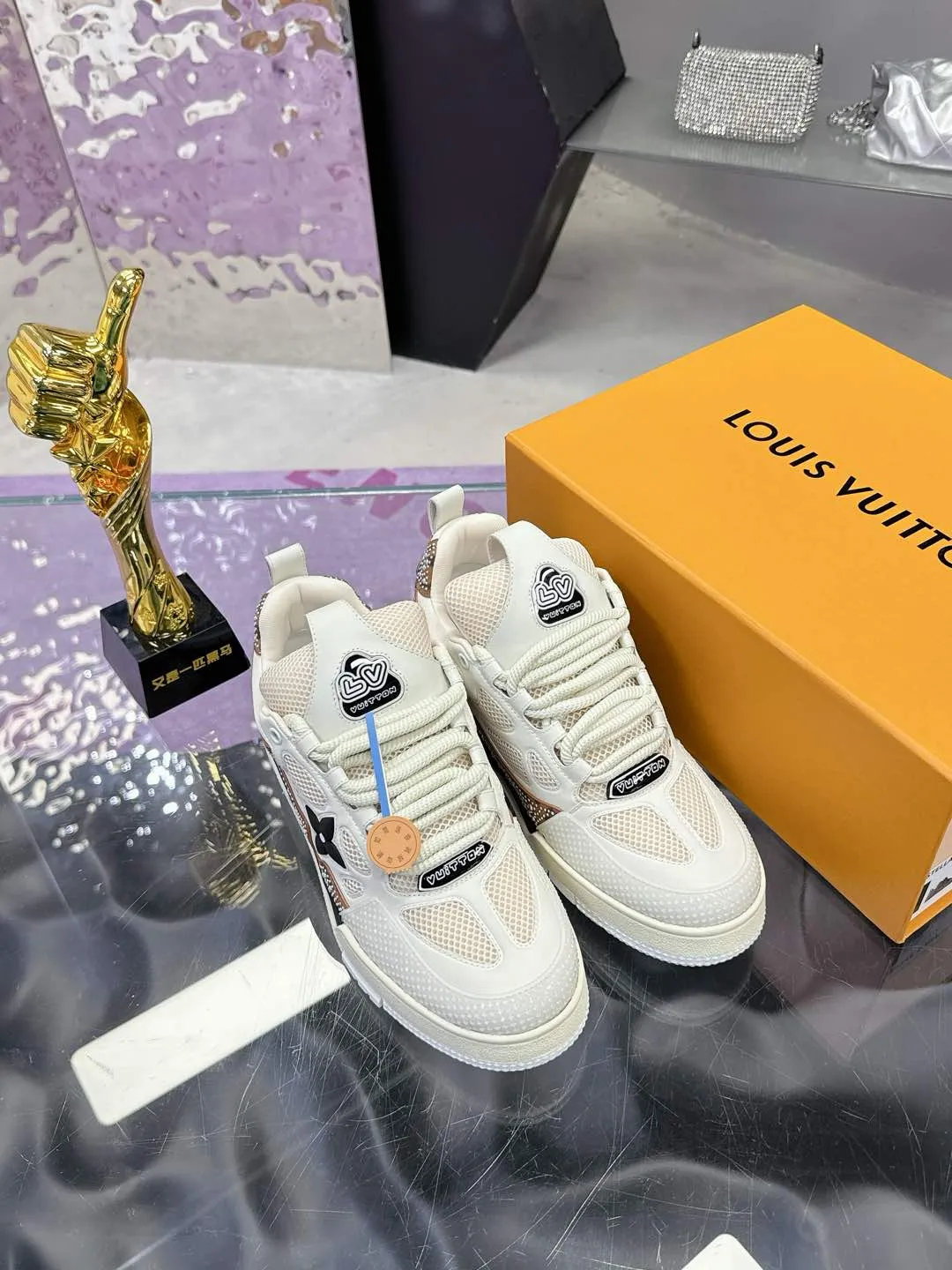 Men's shoes 💰900❤️❤️❤️ 𝙇𝙑 Bread shoes have added new colors 💓 Craftsmanship series 𝟐𝟎𝟐5/𝐒𝐒 𝐧𝐞𝐰 Louis Vuitton catwalk skate shoes are popular, LOUIS VUITTON Trainer is undoubtedly one of the most successful Sneakers launched by luxury brands, but the pace of exploration will not stop. LOUISVUITTON will also bring a new series of skateboard shoes in the spring of 2025. The new series in the picture returns to the 90s Chunky Skate Shoes look and feel. The uppers are made of leather and mesh. The fat silhouette and thick shoelaces are very eye-catching. It is expected to have quite a few colors like the Trainer. Judging from the previous DIOR show skate shoes, this chunky style may be even stronger next year. 💎 Size: Female 35-40 Male 39-46